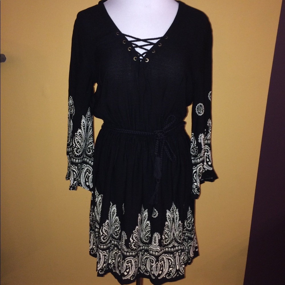 Lace-up paisley border print dress